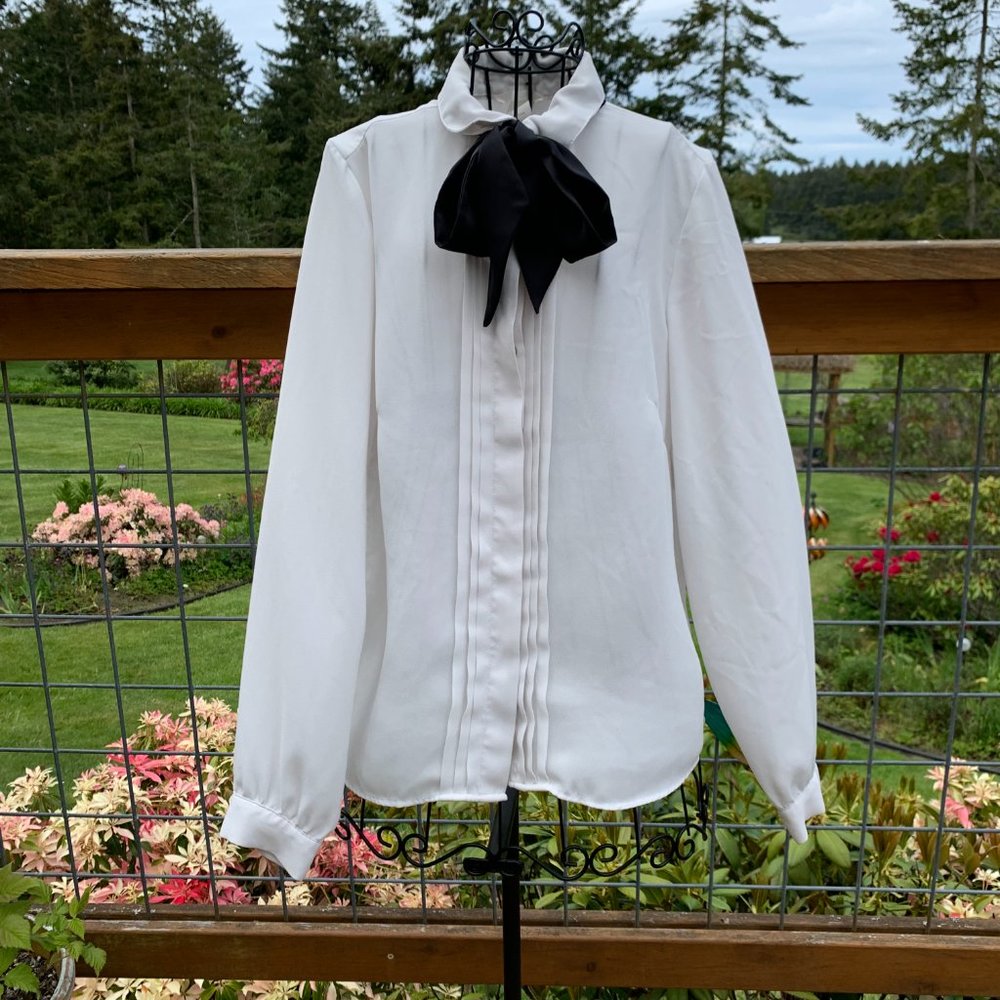 H&M Ladies size 8 Ivory Long Sleeve Button Down Blouse with Attachable Black Tie